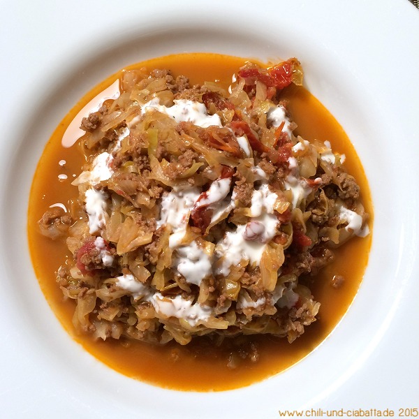 Spitzkohlpfanne mit Tatar und zweierlei Tomaten – Chili und Ciabatta
