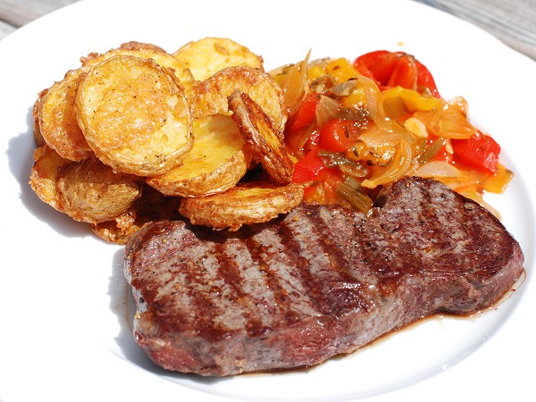 Steak mit Paprikagemüse und Parmesankartoffeln