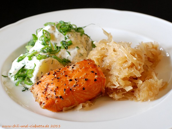 Stremellachs mit Dill-Schmand-Kartoffeln und Sauerkraut