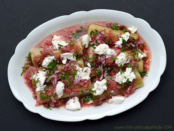 Süß-saurer Lauch mit Ziegenfrischkäse und Rosinen