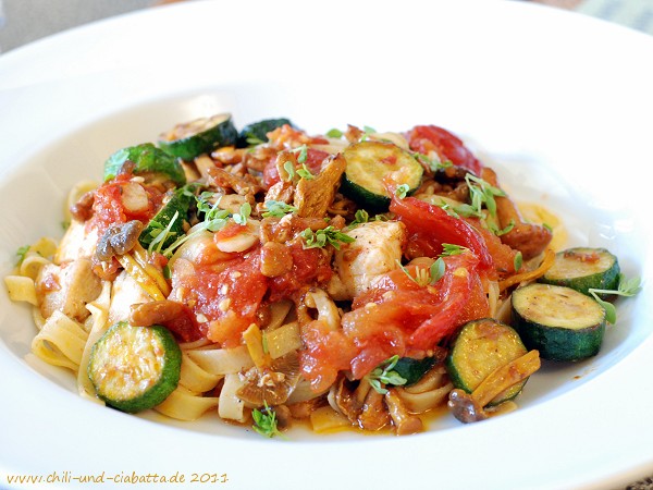 Tagliatelle mit Hähnchenbrust, geschmorten Tomaten, Zucchini, Pfifferlingen