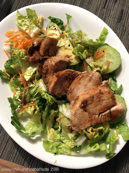 Teriyaki Hähnchen Salat auf dem Teller