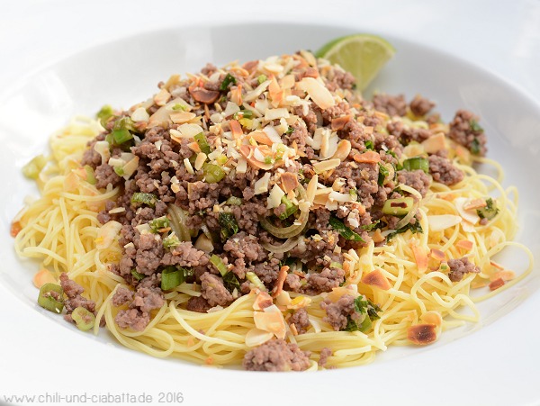 Thai-Hack-Salat auf Tagliolini