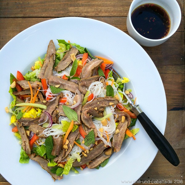 Salat mit Reisnudeln, Steak und Thaidressing