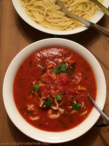 Tintenfisch in Tomaten-Chili-Sauce