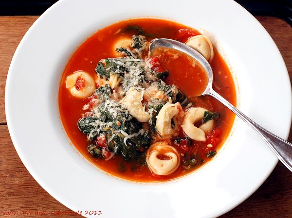 Tomatige Suppe mit Spinat und Tortellini