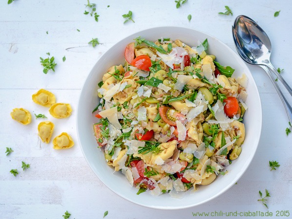 Tortellini-Salat mit Tomaten und Rucola