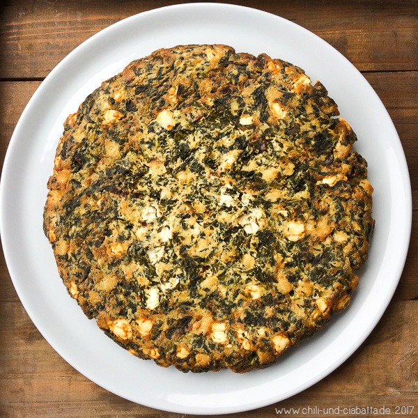 Tunesischer Spinatkuchen mit Brot und Schafskäse