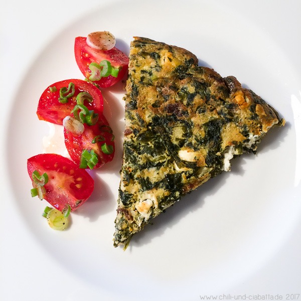 Tunesischer Spinatkuchen mit Brot und Schafskäse