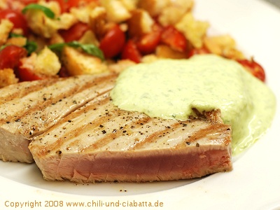 Gebratener Tunfisch mit Brotsalat