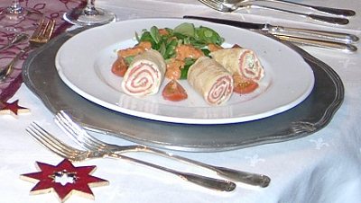 Lachsrouladen mit Feldsalat und Tomatensauce