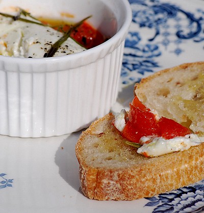 Warmer Ziegenkäse auf Tomatenbett