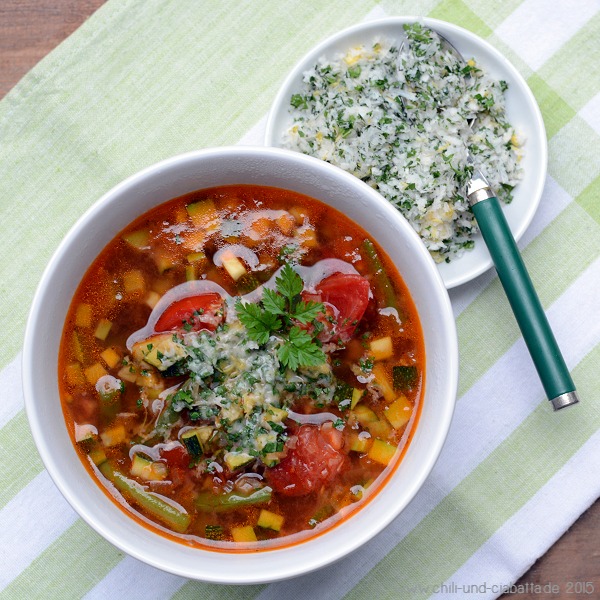 Zucchini-Bohnen-Suppe mit Tomaten und Kräutern
